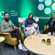 Durante una conversación en SOC TV, Nadxielly Munguía, directora de Procesos Digitales Hipotecarios de Santander, explicó cómo la digitalización ha permitido evolucionar el proceso de autorización de un crédito hipotecario, uno de los trámites financieros tradicionalmente más complejos para los usuarios.