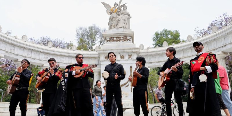 En el marco de la primera jornada de Festivales por la Paz, la Plaza de Santo Domingo, en la alcaldía Cuauhtémoc, se llenó de cantos, música y aplausos con el Concierto por la Paz de la Orquesta 100fónica PILARES, iniciativa de pacificación y recuperación del espacio público, impulsada por el Gobierno de la Ciudad de México y la Estrategia Nacional de Seguridad del Gobierno de Federal. FOTO: Especial