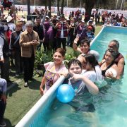 La jefa de Gobierno de la Ciudad de México, Clara Brugada Molina, inauguró las primeras albercas públicas gratuitas “Santo Chapuzón Vacacional” para garantizar el derecho a la recreación y al sano esparcimiento de la población con énfasis en niñas, niños, jóvenes y personas mayores, actividades con las que se estima una afluencia de 3 mil personas. FOTO: Especial