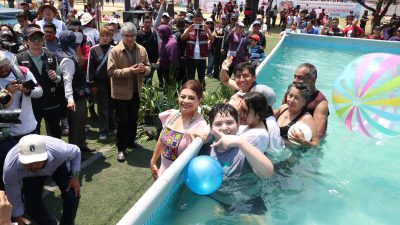 La jefa de Gobierno de la Ciudad de México, Clara Brugada Molina, inauguró las primeras albercas públicas gratuitas “Santo Chapuzón Vacacional” para garantizar el derecho a la recreación y al sano esparcimiento de la población con énfasis en niñas, niños, jóvenes y personas mayores, actividades con las que se estima una afluencia de 3 mil personas. FOTO: Especial
