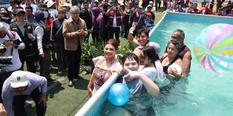 La jefa de Gobierno de la Ciudad de México, Clara Brugada Molina, inauguró las primeras albercas públicas gratuitas “Santo Chapuzón Vacacional” para garantizar el derecho a la recreación y al sano esparcimiento de la población con énfasis en niñas, niños, jóvenes y personas mayores, actividades con las que se estima una afluencia de 3 mil personas. FOTO: Especial