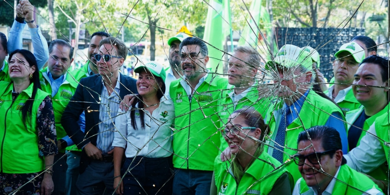 En realidad, es la desesperación de que con nada llaman la atención de la Jefatura de Gobierno. “Yo te terminé, no tu a mí”, acaso es el mensaje político que quiere enviar el PVEM, como para no sentirse despechado. Es de facto la ruptura del PVEM con Morena en la CDMX. No irán juntos en 2027. FOTO: Especial – Edición IA Gemini