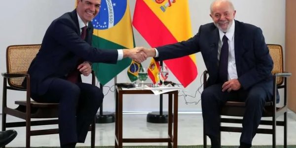 Los presidentes de España, Pedro Sánchez y Brasil, Luis Inácio Lula da Silva dejaron un mensaje claro sobre la unidad que debe existir entre los continentes para defender con convicción, la apertura, la confianza mutua y sobre todo el no a la guerra. FOTO: Especial