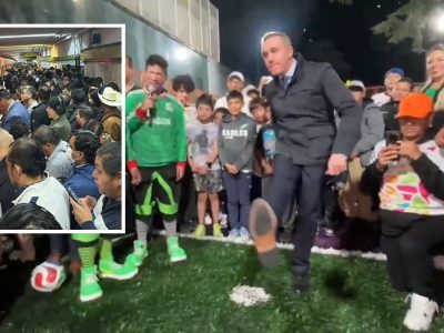 El pasado viernes, mientras había un tremendo caos en el Metro por el paro parcial de trabajadores, el director general de ese Sistema de Transporte Colectivo (SCT), Adrián Rubalcava andaba muy quitado de la pena entregando canchitas de futbol en Cuajimalpa. FOTOS: InfoMetroMX / Especial