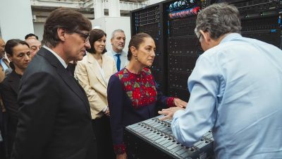 En su vista estuvo acompañada por el secretario de Relaciones Exteriores, Roberto Velasco; el jefe de la Oficina de la Presidencia, Lázaro Cárdenas Batel y el embajador de España en México, Quirino Ordaz. FOTO: EFE