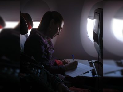 La presidenta viajó el jueves desde la Ciudad de México en el vuelo comercial IB 312 de la aerolínea española Iberia y en clase turista. Por cuestiones de protocolo fue recibida a su llegada a la capital española la tarde de este viernes 18 de abril (hora española) por el embajador de México en España, Quirino Ordaz Coppel. FOTO: Especial