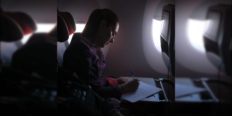 La presidenta viajó el jueves desde la Ciudad de México en el vuelo comercial IB 312 de la aerolínea española Iberia y en clase turista. Por cuestiones de protocolo fue recibida a su llegada a la capital española la tarde de este viernes 18 de abril (hora española) por el embajador de México en España, Quirino Ordaz Coppel. FOTO: Especial