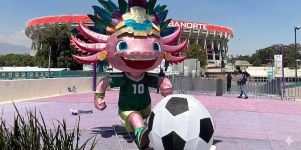 La Jefa de Gobierno, Clara Brugada Molina, aseguró que es falsa la información difundida sobre el retiro de la escultura del Ajolote capitalino de las inmediaciones del Estadio Azteca por petición de la FIFA o del Instituto Mexicano de la Propiedad Industrial (IMPI), y anunció que será reinstalado en próximos días. FOTO: Especial