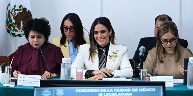 Pero tres Doritos después, o sea el 29 de abril, la narrativa cambió: desde ese día está Morena contra la pared, luego de que la Corte del Sur de Nueva York solicitó la detención con fines de extradición del gobernador morenista de Sinaloa, Rubén Rocha Moya; del senador Enrique Inzunza y otros ocho funcionarios y exfuncionarios. FOTO: Especial