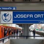 Bien podría concretarse la idea de que le cambien de nombre a la estación Villa de Cortés. Aquí les damos una propuesta de nuevo nombre: estación “Josefa Ortiz”, que le da identidad local, pues a 100 metros se ubica la colonia que lleva ese nombre. FOTO: Render IA Gemini