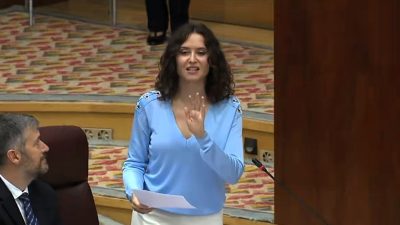Ayuso es una de las más importantes representantes de la derecha española actual. Quiere ser presidenta de su país, y trabaja para ello, al exterior, y al interior de la nación. ¿Cuál es su fuerza real en Madrid y en España? ¿Cuál es el panorama de su futuro político? Al parecer, otra vez está jugando al límite, como en el “cañas por vidas”. FOTO: captura pantalla transmisión Asamblea Madrid.