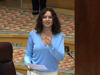 Ayuso es una de las más importantes representantes de la derecha española actual. Quiere ser presidenta de su país, y trabaja para ello, al exterior, y al interior de la nación. ¿Cuál es su fuerza real en Madrid y en España? ¿Cuál es el panorama de su futuro político? Al parecer, otra vez está jugando al límite, como en el “cañas por vidas”. FOTO: captura pantalla transmisión Asamblea Madrid.