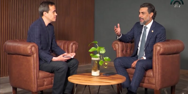 Entre el desinterés del director General del Canal del Congreso de la Ciudad de México, Jorge Armando Rocha, y el maloso jefe de los Chuchos del PVEM, Jesús Sesma, los directivos áreas neurálgicas de todo el aparato de comunicación legislativa están en el limbo. FOTOS: Especial. (Montaje de Sesma en sillón, con IA Gemini)