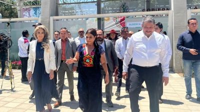 El jueves pasado, durante la inauguración de la UTOPÍA Ceylán, en Azcapotzalco, se dio un breve encuentro entre los principales representantes de las izquierdas en la capital del país: la jefa de Gobierno, Clara Brugada; la presidenta del PRD CDMX, Nora Arias, y el coordinador del PT en el Congreso, Ernesto Villarreal. FOTO: Especial