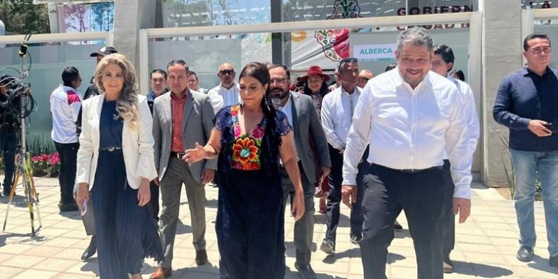 El jueves pasado, durante la inauguración de la UTOPÍA Ceylán, en Azcapotzalco, se dio un breve encuentro entre los principales representantes de las izquierdas en la capital del país: la jefa de Gobierno, Clara Brugada; la presidenta del PRD CDMX, Nora Arias, y el coordinador del PT en el Congreso, Ernesto Villarreal. FOTO: Especial