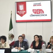 Óscar V. Machado / CDMX Magacín Al comparecer ante las comisiones unidas de Alcaldías y Límites Territoriales, y de Administración Pública Local del Congreso de la Ciudad de México, el Alcalde de Milpa Alta, José Octavio Rivero Villaseñor, planteó realizar una reunión de los 16 alcaldes y alcaldesas con esta soberanía capitalina para analizar el presupuesto que se destinan cada año a las demarcaciones. Argumento que en el caso de Milpa Alta los recursos no son suficientes para atender las demandas de los más de 160 mil habitantes que viven en esta jurisdicción del sur de la capital del país, a pesar de que en los últimos 2 años se ha incrementado 150 millones de pesos por año, estos incrementos se van para cubrir el déficit de la alcaldía, del capítulo 1000 principalmente, que corresponde a los salarios, más la inflación. “Del año 2025 yo calculo que nos quedó como 1.5, 2% de presupuesto real para canalizar hacia la ciudadanía. En mi caso particular, nosotros necesitamos al menos un aumento de 10% en el presupuesto anual”. Ante eso, en el Salón Herberto Castillo del recinto parlamentario capitalino, el edil propuso realizar una reunión de los 16 alcaldes con los diputados para analizar cuánto es lo qué se va a gastar al año, tomando en cuenta la inflación que se aumenta en salarios, “a partir de eso, que nos puedan dar un planteamiento de un aumento real para que nosotros podamos tener mejores programas, podamos aumentar obra pública, mas recursos a otras partidas para incrementar el nivel de vida de las personas”. En su comparecencia, Rivero Villaseñor recalcó que su gobierno ha reducido la inseguridad en 18%, porque se han incrementado diversas acciones como la adquisición de 3 patrullas pick up, 20 motopatrullas, la implementación del programa “Barrio alerta” con el cual se han concretado 251 asambleas vecinales, se construyeron 3 casetas de vigilancia en 3 de los 12 pueblos originarios. Añadió que su gobierno construyó un centro de monitoreo con capacidad para 1,200 cámaras, “ya se colocaron 300 y este año instaremos 450, lo que ha permitido ser la alcaldía con mayor respuesta en detención de delincuentes, pues de cada 2 delitos, en uno se detiene al responsable”. Añadió que se destinaron 40 millones de pesos para rehabilitar 7 plazas púbicas, así como para construir un parque ecoturístico en San Juan Tepenahuac, además se canalizaron 12 millones de pesos para rehabilitar los caminos rurales y reparar 13 mil baches en toda la demarcación, 8.5 millones para rehabilitar banquetas.   Al destacar que Milpa Alta fue en 2025 la única alcaldía que no padeció inundaciones, Rivero Villaseñor señaló que implementó el programa Operación Desagüe con un presupuesto de 10 millones de pesos, que también usó para dar mantenimiento a 33 barrancas. “También ayudó a esto que adquirimos 5 nuevos camiones de basura”. En Desarrollo social, destacó la puesta en marcha del programa “Bebe Digno”, único en la ciudad y en el país, con la construcción de 10 Bebetecas que benefician a más de 2 mil infantes (de 0 a 10 años) con actividades como estimulación y aprendizaje de habilidades cognitivas, sociales y emocionales, incluso se les otorga clases de náhuatl. Este programa recibió el Premio Intercontinental de Alcaldes y Gobernadores, otorgado por el Consejo de Líderes y Empresarios a Nivel Internacional. Añadió que en el año 2025 su gobierno apoyó con 13 mil pesos a productores de nopal con lo cual canalizó 72 millones de pesos y en 2026 estos recursos crecieron a 76 millones de pesos para darles 14 mil pesos, “pero con el apoyo del gobierno capitalino, cada productor recibirá 17 mil pesos”. Rivero Villaseñor destacó la implementación del programa “Protectora de la Salud” que tiene el objetivo de atender a 10 mil milpatenses. En su primera parte cuenta con una clínica que ofrece servicios gratuitos de medicina general, odontología, laboratorio clínico, servicios de optometría. Apuntó que con el esquema “Alimento digno” en 2025 se beneficiaron a 13,500 personas con la entrega de una despensa, se entregaron 250 apoyos a personas con discapacidad, 400 aparatos auditivos y andaderas. Con miras al Mundial de Futbol 2026, el edil dijo que se buscará aprovechar que el Estadio Azteca se encuentra a 40 minutos de la demarcación, por lo que se rehabitaron diversas centros deportivos, se cuentan con 21 rutas turísticas del mole, nopal, miel, zona verdes, “muy pronto vamos a inaugurar el Museo de la Comida de Milpa Alta, tenemos el programa “Milpa Cultura” que se despliega en los 12 pueblos de la demarcación con actividades musicales, artísticas y de desarrollo como Yoga en el bosque o serenidad verde. Durante la comparecencia participaron las diputadas Elizabeth Mateos Hernández, presidenta de la Comisión de Administración Pública Local, Ileana Sánchez Chávez, presidenta de la Comisión de Alcaldías y Límites Territoriales, así como las legisladoras Leticia Haro Jiménez, Tania Larios Pérez, Luisa Ledezma Alpízar, Diana Barragán Sánchez, Yolanda García Ortega, así como el diputado Federico Chávez Semerena.