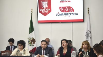 Óscar V. Machado / CDMX Magacín Al comparecer ante las comisiones unidas de Alcaldías y Límites Territoriales, y de Administración Pública Local del Congreso de la Ciudad de México, el Alcalde de Milpa Alta, José Octavio Rivero Villaseñor, planteó realizar una reunión de los 16 alcaldes y alcaldesas con esta soberanía capitalina para analizar el presupuesto que se destinan cada año a las demarcaciones. Argumento que en el caso de Milpa Alta los recursos no son suficientes para atender las demandas de los más de 160 mil habitantes que viven en esta jurisdicción del sur de la capital del país, a pesar de que en los últimos 2 años se ha incrementado 150 millones de pesos por año, estos incrementos se van para cubrir el déficit de la alcaldía, del capítulo 1000 principalmente, que corresponde a los salarios, más la inflación. “Del año 2025 yo calculo que nos quedó como 1.5, 2% de presupuesto real para canalizar hacia la ciudadanía. En mi caso particular, nosotros necesitamos al menos un aumento de 10% en el presupuesto anual”. Ante eso, en el Salón Herberto Castillo del recinto parlamentario capitalino, el edil propuso realizar una reunión de los 16 alcaldes con los diputados para analizar cuánto es lo qué se va a gastar al año, tomando en cuenta la inflación que se aumenta en salarios, “a partir de eso, que nos puedan dar un planteamiento de un aumento real para que nosotros podamos tener mejores programas, podamos aumentar obra pública, mas recursos a otras partidas para incrementar el nivel de vida de las personas”. En su comparecencia, Rivero Villaseñor recalcó que su gobierno ha reducido la inseguridad en 18%, porque se han incrementado diversas acciones como la adquisición de 3 patrullas pick up, 20 motopatrullas, la implementación del programa “Barrio alerta” con el cual se han concretado 251 asambleas vecinales, se construyeron 3 casetas de vigilancia en 3 de los 12 pueblos originarios. Añadió que su gobierno construyó un centro de monitoreo con capacidad para 1,200 cámaras, “ya se colocaron 300 y este año instaremos 450, lo que ha permitido ser la alcaldía con mayor respuesta en detención de delincuentes, pues de cada 2 delitos, en uno se detiene al responsable”. Añadió que se destinaron 40 millones de pesos para rehabilitar 7 plazas púbicas, así como para construir un parque ecoturístico en San Juan Tepenahuac, además se canalizaron 12 millones de pesos para rehabilitar los caminos rurales y reparar 13 mil baches en toda la demarcación, 8.5 millones para rehabilitar banquetas.   Al destacar que Milpa Alta fue en 2025 la única alcaldía que no padeció inundaciones, Rivero Villaseñor señaló que implementó el programa Operación Desagüe con un presupuesto de 10 millones de pesos, que también usó para dar mantenimiento a 33 barrancas. “También ayudó a esto que adquirimos 5 nuevos camiones de basura”. En Desarrollo social, destacó la puesta en marcha del programa “Bebe Digno”, único en la ciudad y en el país, con la construcción de 10 Bebetecas que benefician a más de 2 mil infantes (de 0 a 10 años) con actividades como estimulación y aprendizaje de habilidades cognitivas, sociales y emocionales, incluso se les otorga clases de náhuatl. Este programa recibió el Premio Intercontinental de Alcaldes y Gobernadores, otorgado por el Consejo de Líderes y Empresarios a Nivel Internacional. Añadió que en el año 2025 su gobierno apoyó con 13 mil pesos a productores de nopal con lo cual canalizó 72 millones de pesos y en 2026 estos recursos crecieron a 76 millones de pesos para darles 14 mil pesos, “pero con el apoyo del gobierno capitalino, cada productor recibirá 17 mil pesos”. Rivero Villaseñor destacó la implementación del programa “Protectora de la Salud” que tiene el objetivo de atender a 10 mil milpatenses. En su primera parte cuenta con una clínica que ofrece servicios gratuitos de medicina general, odontología, laboratorio clínico, servicios de optometría. Apuntó que con el esquema “Alimento digno” en 2025 se beneficiaron a 13,500 personas con la entrega de una despensa, se entregaron 250 apoyos a personas con discapacidad, 400 aparatos auditivos y andaderas. Con miras al Mundial de Futbol 2026, el edil dijo que se buscará aprovechar que el Estadio Azteca se encuentra a 40 minutos de la demarcación, por lo que se rehabitaron diversas centros deportivos, se cuentan con 21 rutas turísticas del mole, nopal, miel, zona verdes, “muy pronto vamos a inaugurar el Museo de la Comida de Milpa Alta, tenemos el programa “Milpa Cultura” que se despliega en los 12 pueblos de la demarcación con actividades musicales, artísticas y de desarrollo como Yoga en el bosque o serenidad verde. Durante la comparecencia participaron las diputadas Elizabeth Mateos Hernández, presidenta de la Comisión de Administración Pública Local, Ileana Sánchez Chávez, presidenta de la Comisión de Alcaldías y Límites Territoriales, así como las legisladoras Leticia Haro Jiménez, Tania Larios Pérez, Luisa Ledezma Alpízar, Diana Barragán Sánchez, Yolanda García Ortega, así como el diputado Federico Chávez Semerena.