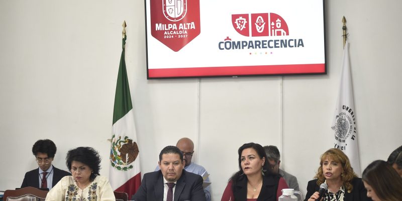 Óscar V. Machado / CDMX Magacín Al comparecer ante las comisiones unidas de Alcaldías y Límites Territoriales, y de Administración Pública Local del Congreso de la Ciudad de México, el Alcalde de Milpa Alta, José Octavio Rivero Villaseñor, planteó realizar una reunión de los 16 alcaldes y alcaldesas con esta soberanía capitalina para analizar el presupuesto que se destinan cada año a las demarcaciones. Argumento que en el caso de Milpa Alta los recursos no son suficientes para atender las demandas de los más de 160 mil habitantes que viven en esta jurisdicción del sur de la capital del país, a pesar de que en los últimos 2 años se ha incrementado 150 millones de pesos por año, estos incrementos se van para cubrir el déficit de la alcaldía, del capítulo 1000 principalmente, que corresponde a los salarios, más la inflación. “Del año 2025 yo calculo que nos quedó como 1.5, 2% de presupuesto real para canalizar hacia la ciudadanía. En mi caso particular, nosotros necesitamos al menos un aumento de 10% en el presupuesto anual”. Ante eso, en el Salón Herberto Castillo del recinto parlamentario capitalino, el edil propuso realizar una reunión de los 16 alcaldes con los diputados para analizar cuánto es lo qué se va a gastar al año, tomando en cuenta la inflación que se aumenta en salarios, “a partir de eso, que nos puedan dar un planteamiento de un aumento real para que nosotros podamos tener mejores programas, podamos aumentar obra pública, mas recursos a otras partidas para incrementar el nivel de vida de las personas”. En su comparecencia, Rivero Villaseñor recalcó que su gobierno ha reducido la inseguridad en 18%, porque se han incrementado diversas acciones como la adquisición de 3 patrullas pick up, 20 motopatrullas, la implementación del programa “Barrio alerta” con el cual se han concretado 251 asambleas vecinales, se construyeron 3 casetas de vigilancia en 3 de los 12 pueblos originarios. Añadió que su gobierno construyó un centro de monitoreo con capacidad para 1,200 cámaras, “ya se colocaron 300 y este año instaremos 450, lo que ha permitido ser la alcaldía con mayor respuesta en detención de delincuentes, pues de cada 2 delitos, en uno se detiene al responsable”. Añadió que se destinaron 40 millones de pesos para rehabilitar 7 plazas púbicas, así como para construir un parque ecoturístico en San Juan Tepenahuac, además se canalizaron 12 millones de pesos para rehabilitar los caminos rurales y reparar 13 mil baches en toda la demarcación, 8.5 millones para rehabilitar banquetas.   Al destacar que Milpa Alta fue en 2025 la única alcaldía que no padeció inundaciones, Rivero Villaseñor señaló que implementó el programa Operación Desagüe con un presupuesto de 10 millones de pesos, que también usó para dar mantenimiento a 33 barrancas. “También ayudó a esto que adquirimos 5 nuevos camiones de basura”. En Desarrollo social, destacó la puesta en marcha del programa “Bebe Digno”, único en la ciudad y en el país, con la construcción de 10 Bebetecas que benefician a más de 2 mil infantes (de 0 a 10 años) con actividades como estimulación y aprendizaje de habilidades cognitivas, sociales y emocionales, incluso se les otorga clases de náhuatl. Este programa recibió el Premio Intercontinental de Alcaldes y Gobernadores, otorgado por el Consejo de Líderes y Empresarios a Nivel Internacional. Añadió que en el año 2025 su gobierno apoyó con 13 mil pesos a productores de nopal con lo cual canalizó 72 millones de pesos y en 2026 estos recursos crecieron a 76 millones de pesos para darles 14 mil pesos, “pero con el apoyo del gobierno capitalino, cada productor recibirá 17 mil pesos”. Rivero Villaseñor destacó la implementación del programa “Protectora de la Salud” que tiene el objetivo de atender a 10 mil milpatenses. En su primera parte cuenta con una clínica que ofrece servicios gratuitos de medicina general, odontología, laboratorio clínico, servicios de optometría. Apuntó que con el esquema “Alimento digno” en 2025 se beneficiaron a 13,500 personas con la entrega de una despensa, se entregaron 250 apoyos a personas con discapacidad, 400 aparatos auditivos y andaderas. Con miras al Mundial de Futbol 2026, el edil dijo que se buscará aprovechar que el Estadio Azteca se encuentra a 40 minutos de la demarcación, por lo que se rehabitaron diversas centros deportivos, se cuentan con 21 rutas turísticas del mole, nopal, miel, zona verdes, “muy pronto vamos a inaugurar el Museo de la Comida de Milpa Alta, tenemos el programa “Milpa Cultura” que se despliega en los 12 pueblos de la demarcación con actividades musicales, artísticas y de desarrollo como Yoga en el bosque o serenidad verde. Durante la comparecencia participaron las diputadas Elizabeth Mateos Hernández, presidenta de la Comisión de Administración Pública Local, Ileana Sánchez Chávez, presidenta de la Comisión de Alcaldías y Límites Territoriales, así como las legisladoras Leticia Haro Jiménez, Tania Larios Pérez, Luisa Ledezma Alpízar, Diana Barragán Sánchez, Yolanda García Ortega, así como el diputado Federico Chávez Semerena.