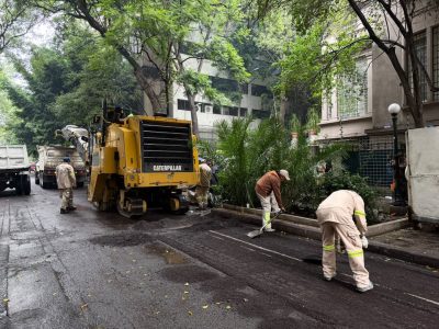 La calle Hamburgo es una de las vialidades con mayor actividad comercial, turística y de servicios en la colonia Juárez, por lo que su mantenimiento resulta fundamental para mejorar la movilidad de vecinas, vecinos, trabajadores y visitantes. FOTO: Especial