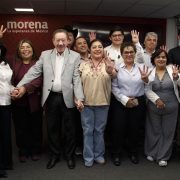 Diputados de Morena pasaron de la ilusión a la sorpresa, y terminaron enfadados porque la conferencia de prensa a la que tuvieron que asistir este miércoles por instrucciones superiores terminó siendo de respaldo al presidente del partido en la Ciudad de México, Héctor Díaz Polanco. FOTOS: Especial