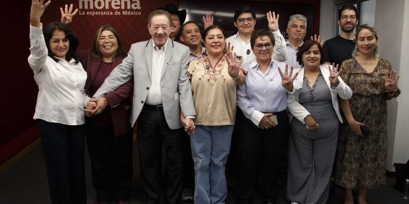 Diputados de Morena pasaron de la ilusión a la sorpresa, y terminaron enfadados porque la conferencia de prensa a la que tuvieron que asistir este miércoles por instrucciones superiores terminó siendo de respaldo al presidente del partido en la Ciudad de México, Héctor Díaz Polanco. FOTOS: Especial